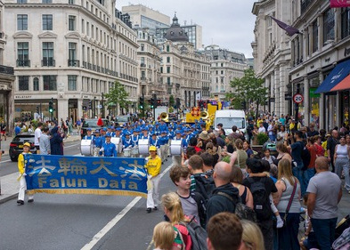 Image for article Inggris: Praktisi Falun Gong Mengadakan Pawai dan Rapat Umum serta Mengajukan Petisi ke Kantor Perdana Menteri