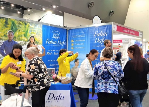 Image for article “Sangat Luar Biasa!” Warga Australia Barat Belajar Falun Gong di Pameran di Perth