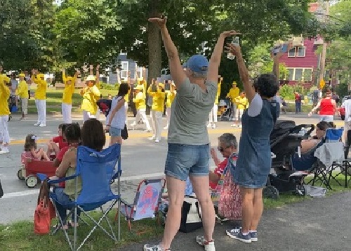 Image for article Bristol, Rhode Island: Praktisi Falun Dafa Berpartisipasi dalam Parade Hari Kemerdekaan Tertua di Amerika