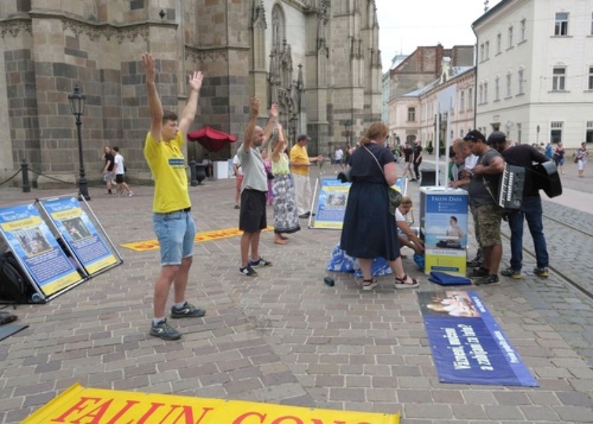 Image for article Slovakia: Memperkenalkan Falun Dafa dan Meningkatkan Kesadaran tentang Penganiayaan di Enam Kota