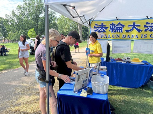 Image for article Ontario, Kanada: Orang-orang Belajar Falun Gong dan Merasakan Energinya di London Ribfest