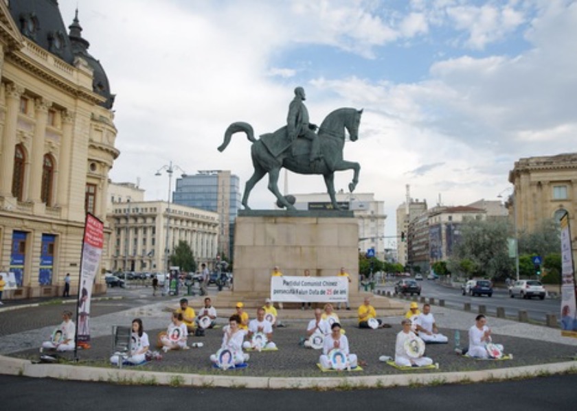 Image for article Bukares, Rumania: Orang-orang Mendukung Praktisi Falun Dafa pada Peringatan 25 Tahun Menentang Penganiayaan yang Masih Berlangsung di Tiongkok