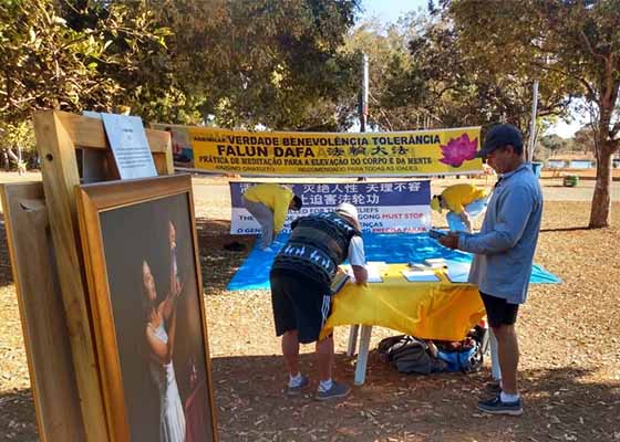 Image for article Brasil: Orang-orang Mengecam Penganiayaan terhadap Falun Gong Selama Kegiatan di Brasília