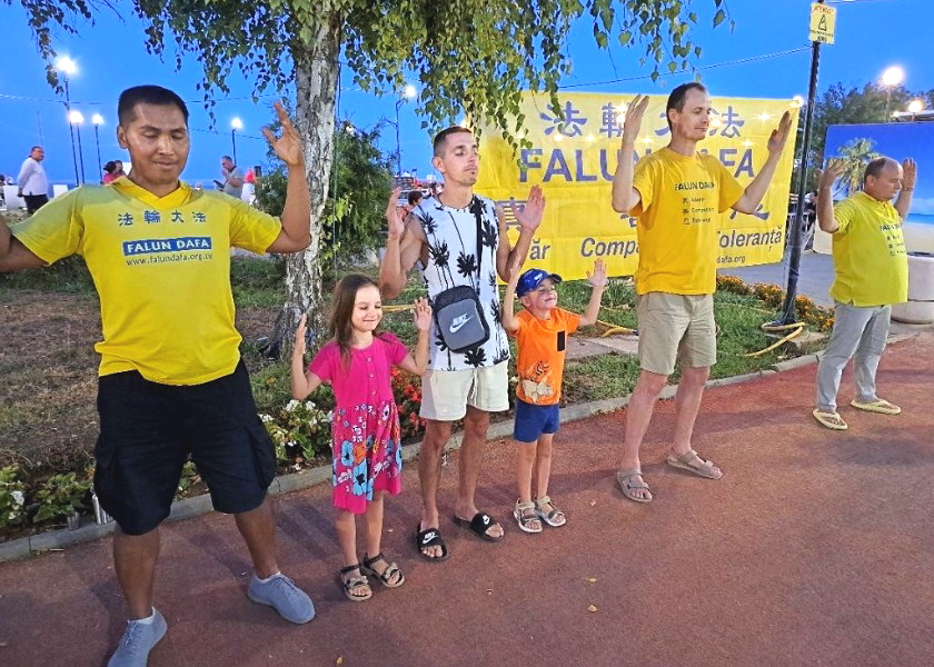 Image for article Rumania: Orang-orang Memuji Falun Dafa Selama Kegiatan di Enam Kota