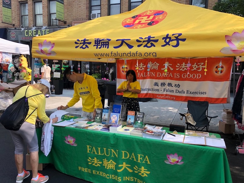 Image for article New York: Memperkenalkan Falun Dafa di Pasar Jalan Astoria