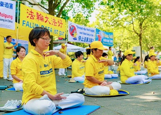 Image for article Berlin Jerman: Kegiatan dalam Rangka Meningkatkan Kesadaran tentang Penganiayaan terhadap Falun Gong