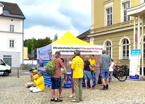 Image for article Jerman: Orang-orang Mendukung Falun Dafa di Acara Informasi di Füssen