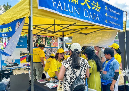 Image for article Massachusetts, AS: Memperkenalkan Falun Gong di Perayaan Burlington