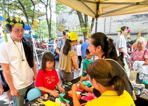 Image for article Boston: Warga dan Wisatawan Senang Menemukan Falun Dafa di Festival Pertengahan Musim Gugur di Pecinan