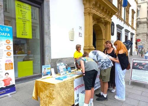 Image for article Austria: Orang-orang Mempelajari Informasi Tentang Falun Dafa Selama Kegiatan di Graz