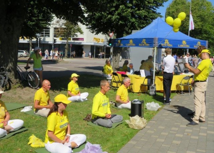 Image for article Latvia: Orang-orang Bersemangat Mempelajari Falun Dafa Selama Festival Kota Ventspils