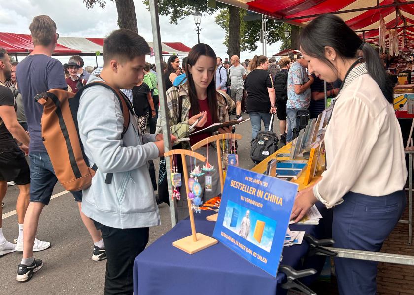 Image for article Belanda: Memperkenalkan Falun Dafa di Pameran Buku Deventer