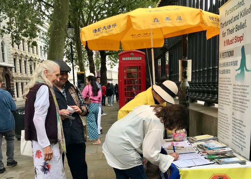 Image for article Inggris: Wisatawan Tiongkok Mempelajari Informasi Tentang Falun Gong dan Mundur dari PKT di Luar British Museum