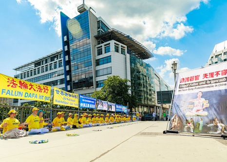 Image for article Jerman: Aksi Damai Diadakan di Kedutaan Besar dan Konsulat Tiongkok untuk Menandai 25 Tahun Mengungkap Penganiayaan terhadap Falun Gong