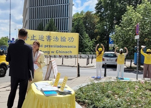 Image for article Polandia: Rapat Umum di Depan Gedung Parlemen Mengutuk Penganiayaan Rezim Komunis Tiongkok terhadap Falun Gong