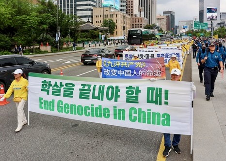 Image for article Seoul, Korea Selatan: Tokoh Masyarakat Menyuarakan Dukungan pada Rapat Umum dan Pawai untuk Menandai 25 Tahun Perlawanan Damai terhadap Penganiayaan