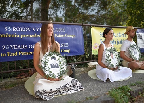 Image for article Slovakia: Orang-Orang Mengecam Penganiayaan Falun Gong di Tiongkok Saat Kegiatan di Bratislava