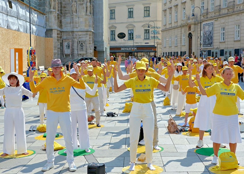 Image for article Vienna, Austria: Inspirasi Pasangan Israel Setelah Menyaksikan Aksi Penuh Damai Praktisi Falun Dafa