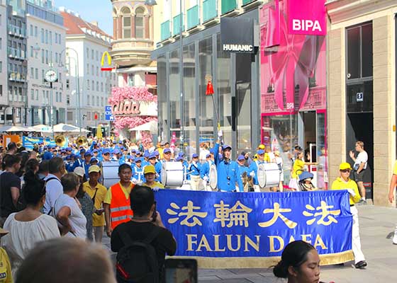 Image for article Austria: Orang-orang Memuji Falun Dafa dan Mengecam Penganiayaan Selama Pawai di Wina