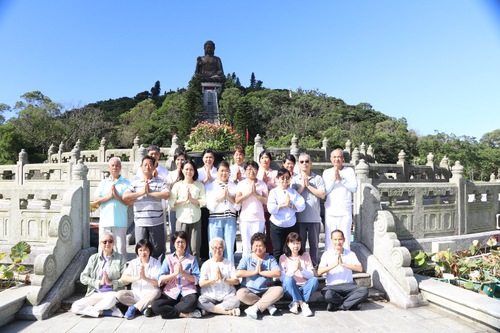 Image for article Praktisi Falun Dafa di Taiwan dan Hong Kong dengan Hormat Mengucapkan Selamat Merayakan Festival Pertengahan Musim Gugur kepada Guru Li Hongzhi