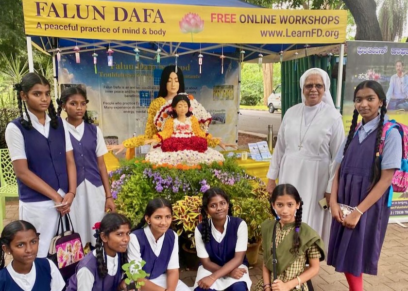 Image for article India: Pengunjung Pameran Bunga Lalbagh Belajar tentang Falun Dafa