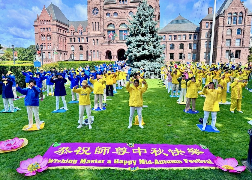 Image for article Toronto: Praktisi Mengucapkan Selamat Festival Pertengahan Musim Gugur kepada Pencipta Falun Dafa