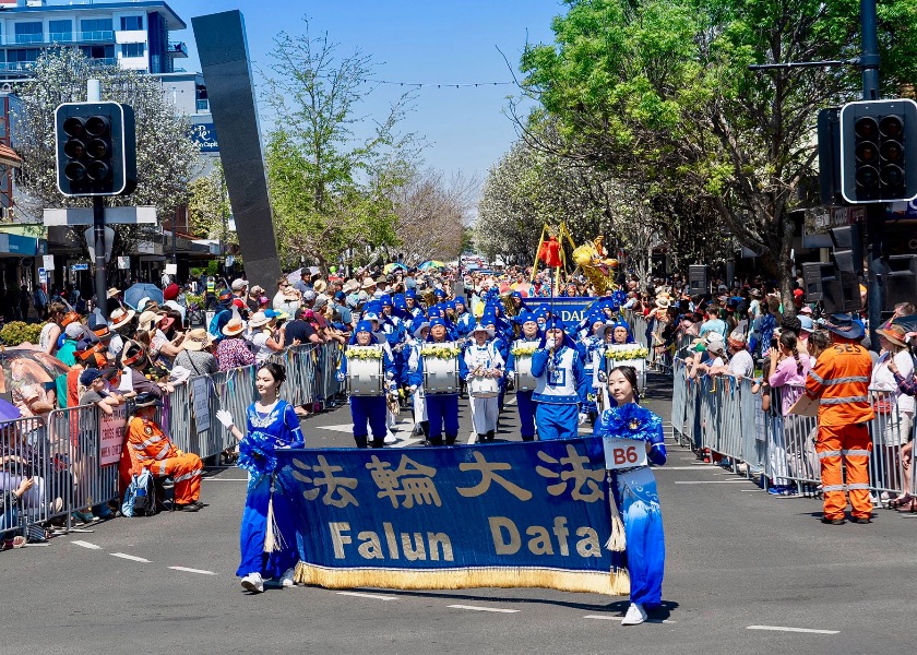 Image for article Toowoomba, Australia: Falun Dafa Memukau Penonton dalam Parade Bunga