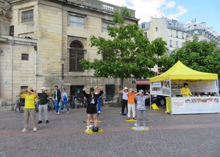 Image for article Prancis: Orang-orang Menyatakan Dukungan untuk Falun Dafa Selama Acara di Paris