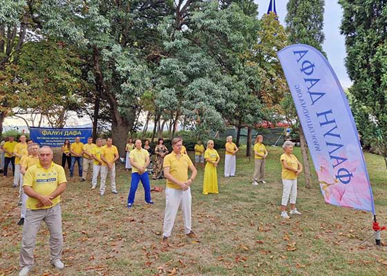 Image for article Bulgaria: Orang-orang Mempelajari Tentang Falun Dafa Selama Rangkaian Acara di Burgas