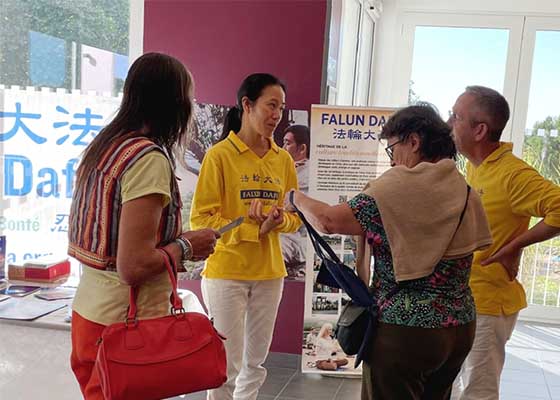 Image for article Prancis: Pengunjung Pameran Kesehatan Mempelajari Latihan Falun Dafa