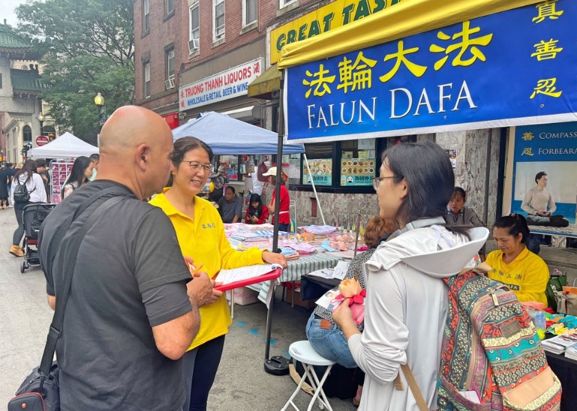 Image for article Boston, AS: Pengunjung Belajar tentang Falun Dafa di Pecinan