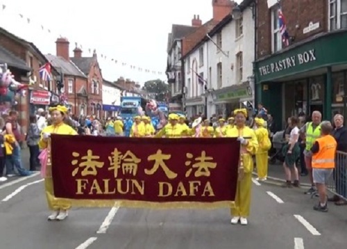 Image for article Inggris: Tim Praktisi Falun Dafa Memenangkan Juara Pertama dalam Parade Karnaval Lokal