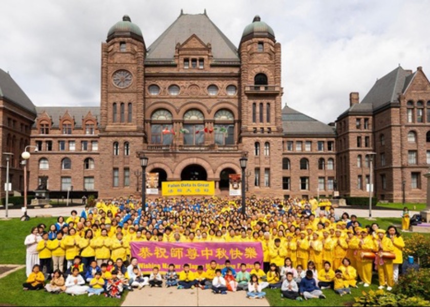 Image for article Toronto, Kanada: Praktisi Falun Dafa Berterima Kasih kepada Guru Li dan Mengucapkan Selamat Festival Pertengahan Musim Gugur