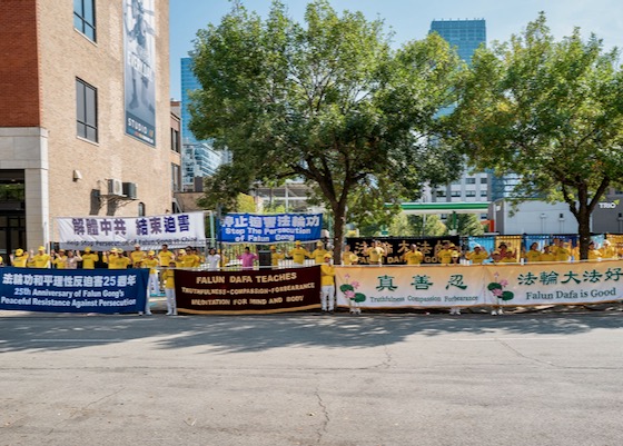 Image for article Chicago: Publik Mengecam Penganiayaan terhadap Falun Gong Selama Rapat Umum di Konsulat Tiongkok