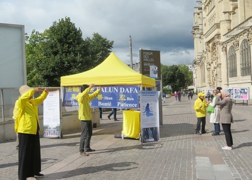 Image for article Prancis: Orang-orang Mengecam Penganiayaan terhadap Falun Dafa Selama Kegiatan di Paris