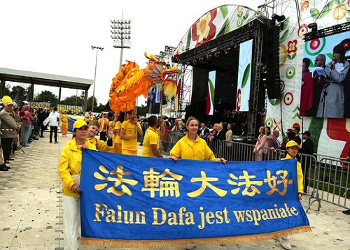 Image for article Polandia: Kelompok Falun Dafa Tampil di Festival Panen di Skierniewice