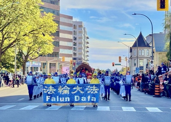 Image for article Kitchener, Kanada: Falun Dafa Populer di Oktoberfest Kitchener–Waterloo 2024