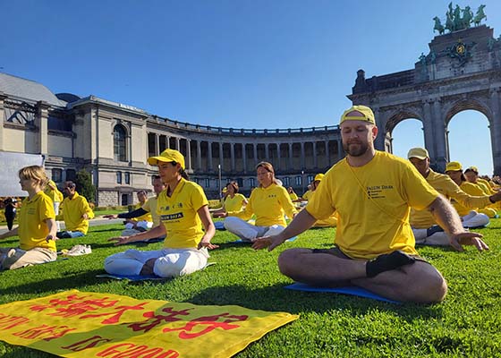 Image for article Praktisi Menjelaskan Bagaimana Falun Dafa Meningkatkan Kualitas Hidup Mereka Selama Kegiatan di Belgia