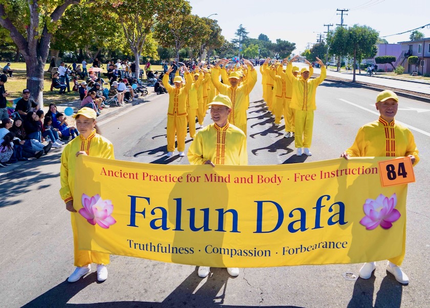 Image for article California: Orang-orang Menghargai Pesan Positif Falun Dafa di Parade Ulang Tahun Newark