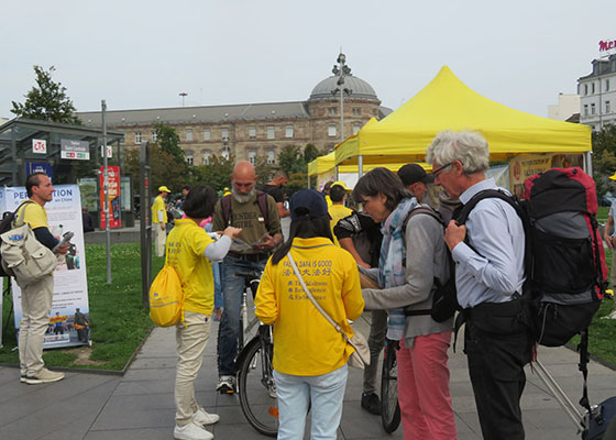 Image for article Strasbourg, Prancis: Praktisi Meningkatkan Kesadaran tentang Falun Dafa Serta Mendapatkan Dukungan