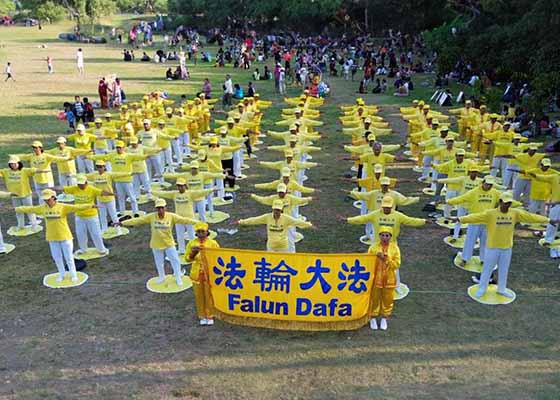 Image for article Bali: Meditasi dan Genderang Pinggang Membawakan Fakta dan Keindahan Falun Dafa ke Lapangan Puputan Badung