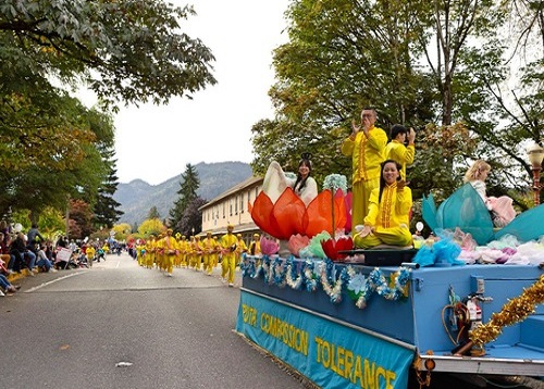 Image for article Seattle, AS: Falun Dafa Disambut dalam Pawai Festival Salmon Days