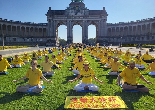 Image for article Brussels, Belgia: Masyarakat Mendapat Informasi Tentang Falun Gong dan Penganiayaan oleh PKT pada Hari Perdamaian Internasional