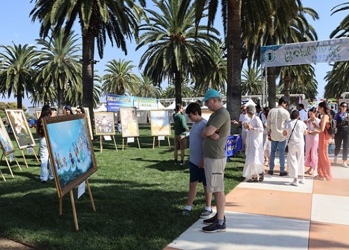 Image for article Irvine, California: Falun Dafa Mendapat Dukungan di Festival Global Village