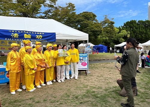 Image for article Jepang: Orang-orang Menyatakan Dukungan Mereka terhadap Falun Dafa di Sebuah Festival di Hiroshima