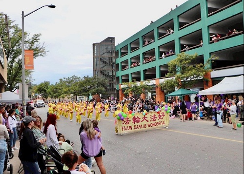 Image for article Kanada: Falun Dafa Disambut Hangat dalam Parade Niagara Grape and Wine Festival