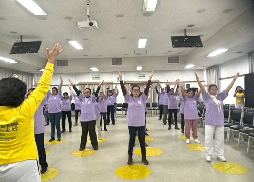 Image for article Lima, Peru: Staf Rumah Sakit Mempelajari Latihan Falun Gong