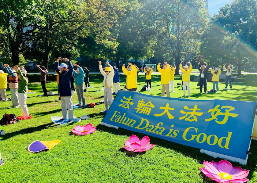 Image for article Toronto, Kanada: Latihan Falun Dafa di Queen's Park Menarik Pengunjung untuk Mempelajari Latihan Ini