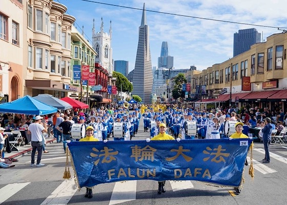 Image for article San Francisco, California: Kelompok Falun Dafa Tampil di Parade Warisan Budaya Italia