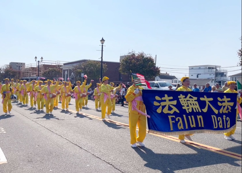 Image for article New Jersey, AS: Falun Dafa Mendapat Sambutan Hangat di Parade Hari Columbus di Ocean County